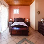 Nina Villa Keri