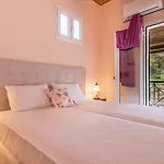Nina Villa Keri
